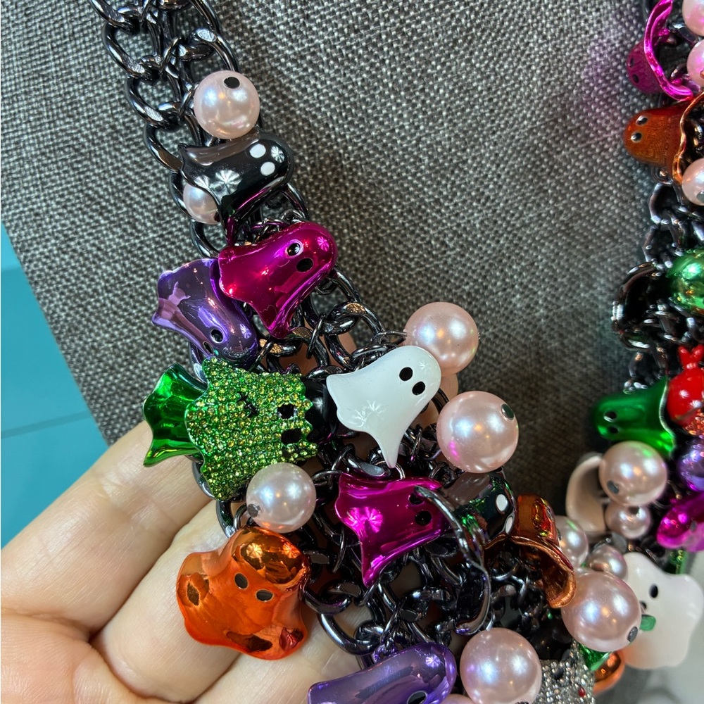 NWT Betsey Johnson Halloween Ghosts Faux Pearls Statement Necklace - Retail $198 - Picture 2 of 8